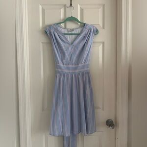 Vineyard Vines Striped Dress with tie at waist. Sleeveless. V-neck. EUC! Size 2.